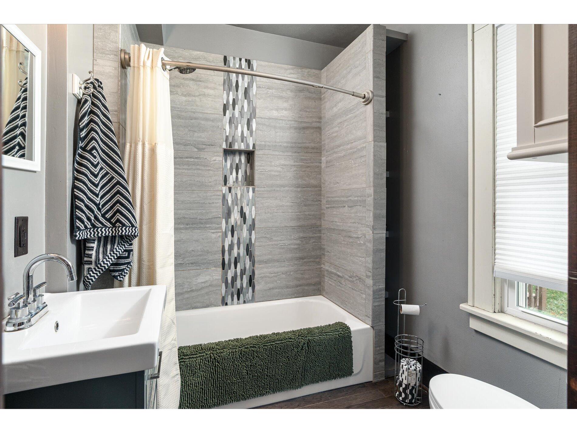 307 E Broadway Viroqua WI 54665 1943401 image9