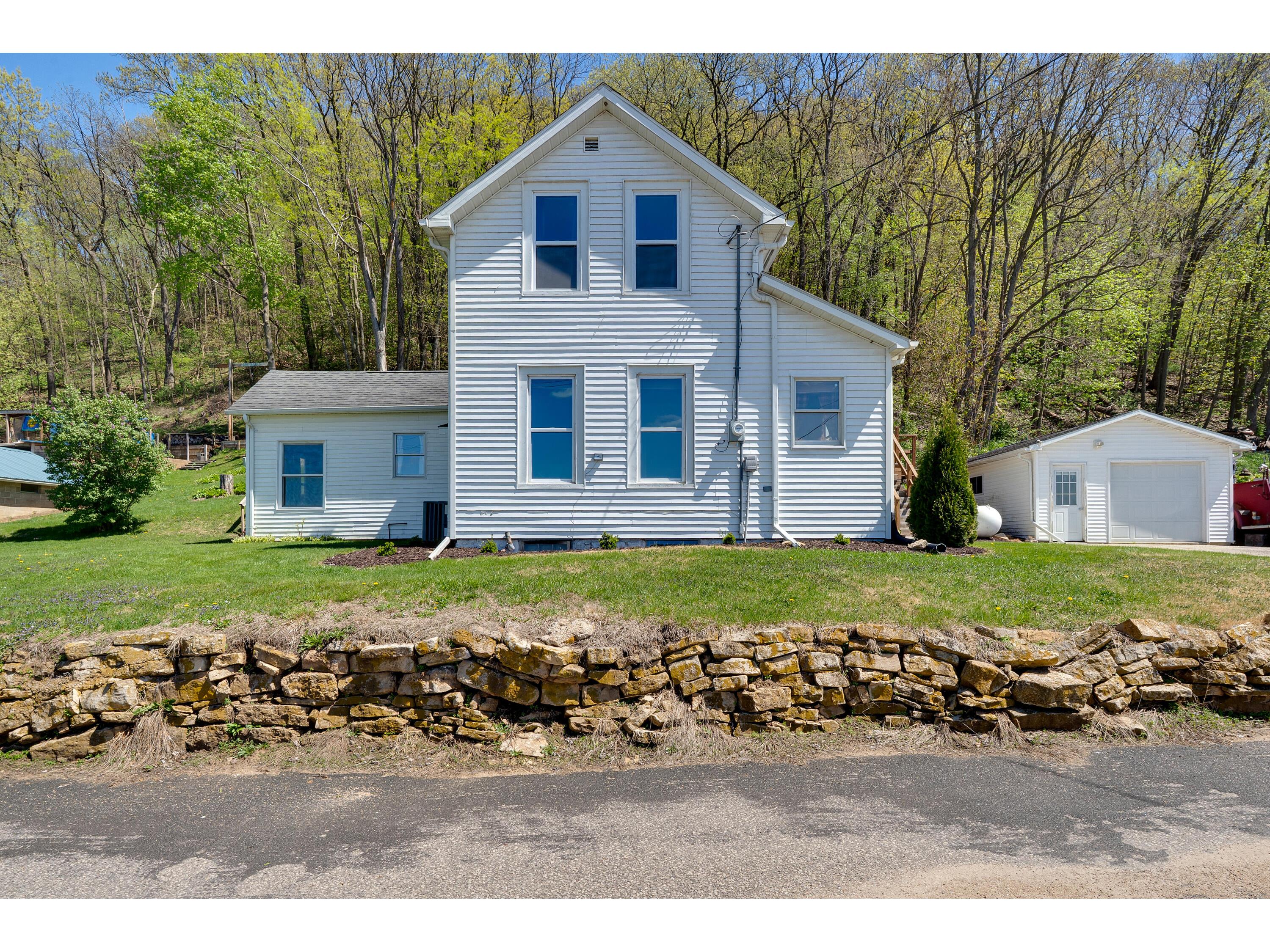 307 Upper Walnut Genoa WI 54632 1917016 image1