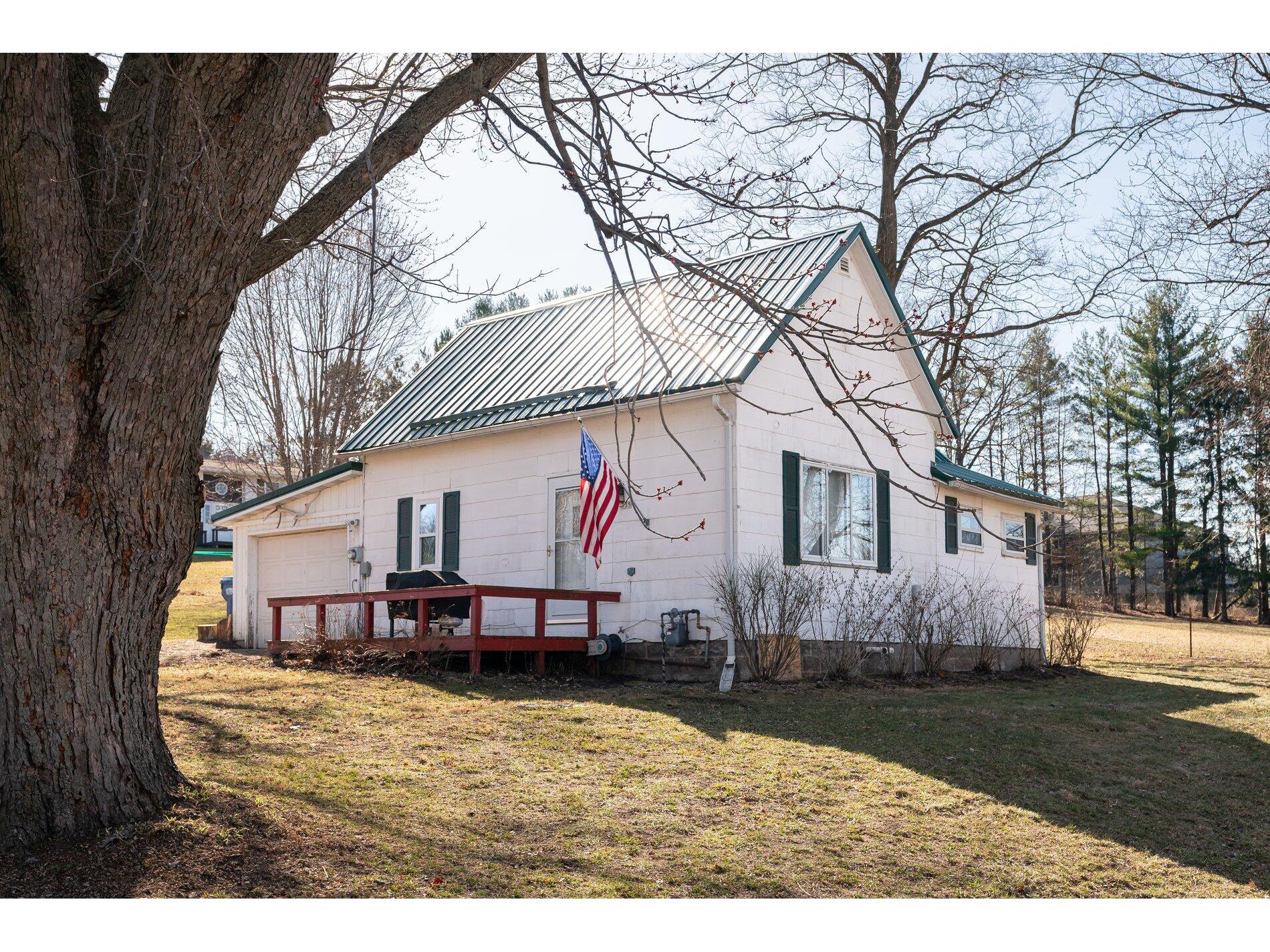 335 W Drake Viola WI 54664 1867400 image1