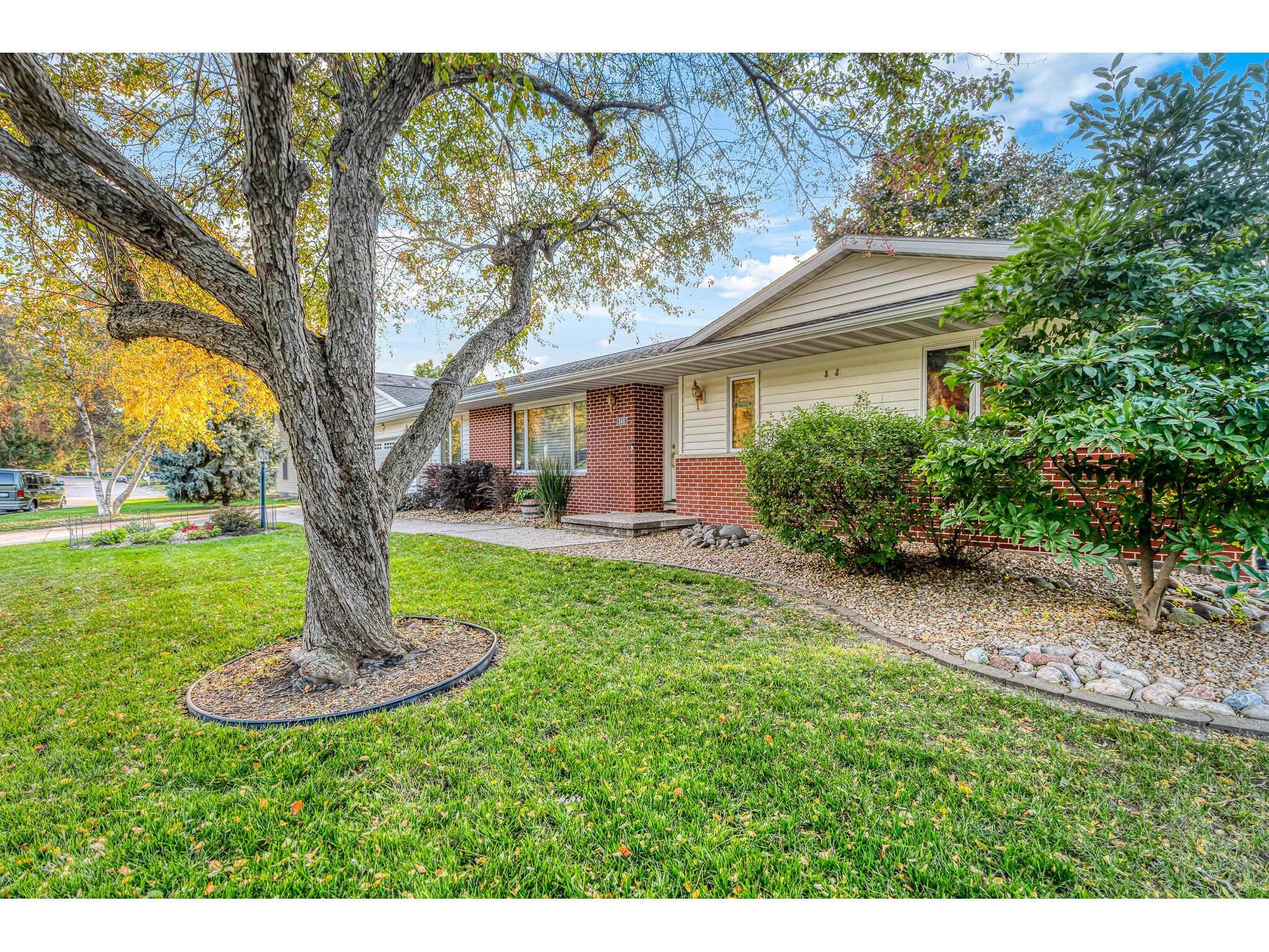 340 29th, La Crosse, WI, 54601 MLS 1896832 Edina Realty