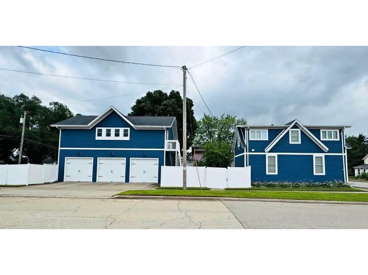 400 S Marquette Prairie Du Chien WI 53821 1957946 image1