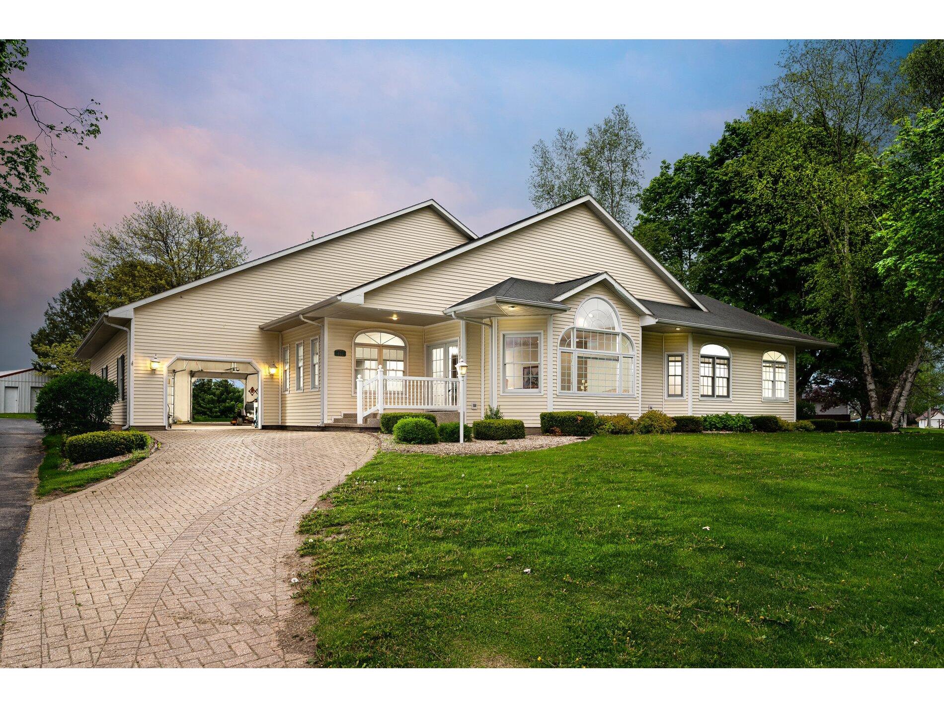 412 Broadway Cashton WI 54619 1832102 image1