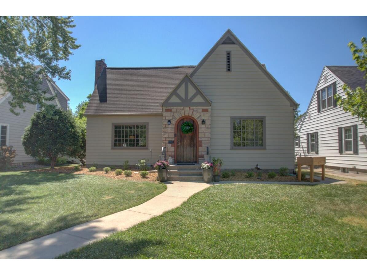 447 23rd St N, La Crosse, WI 54601 MLS 1747144 Edina Realty