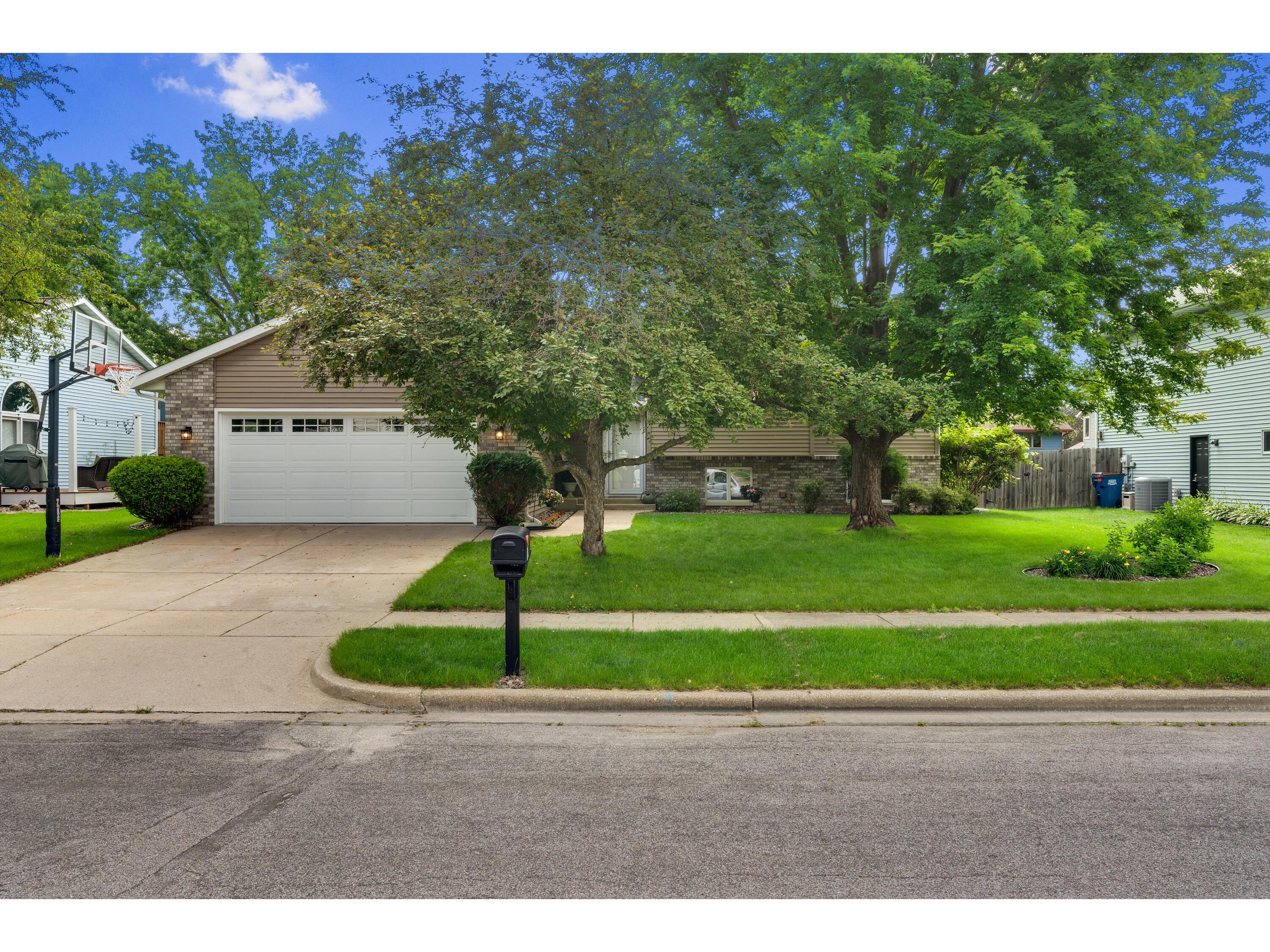 517 20th, Onalaska, WI, 54650 MLS 1881205 Edina Realty