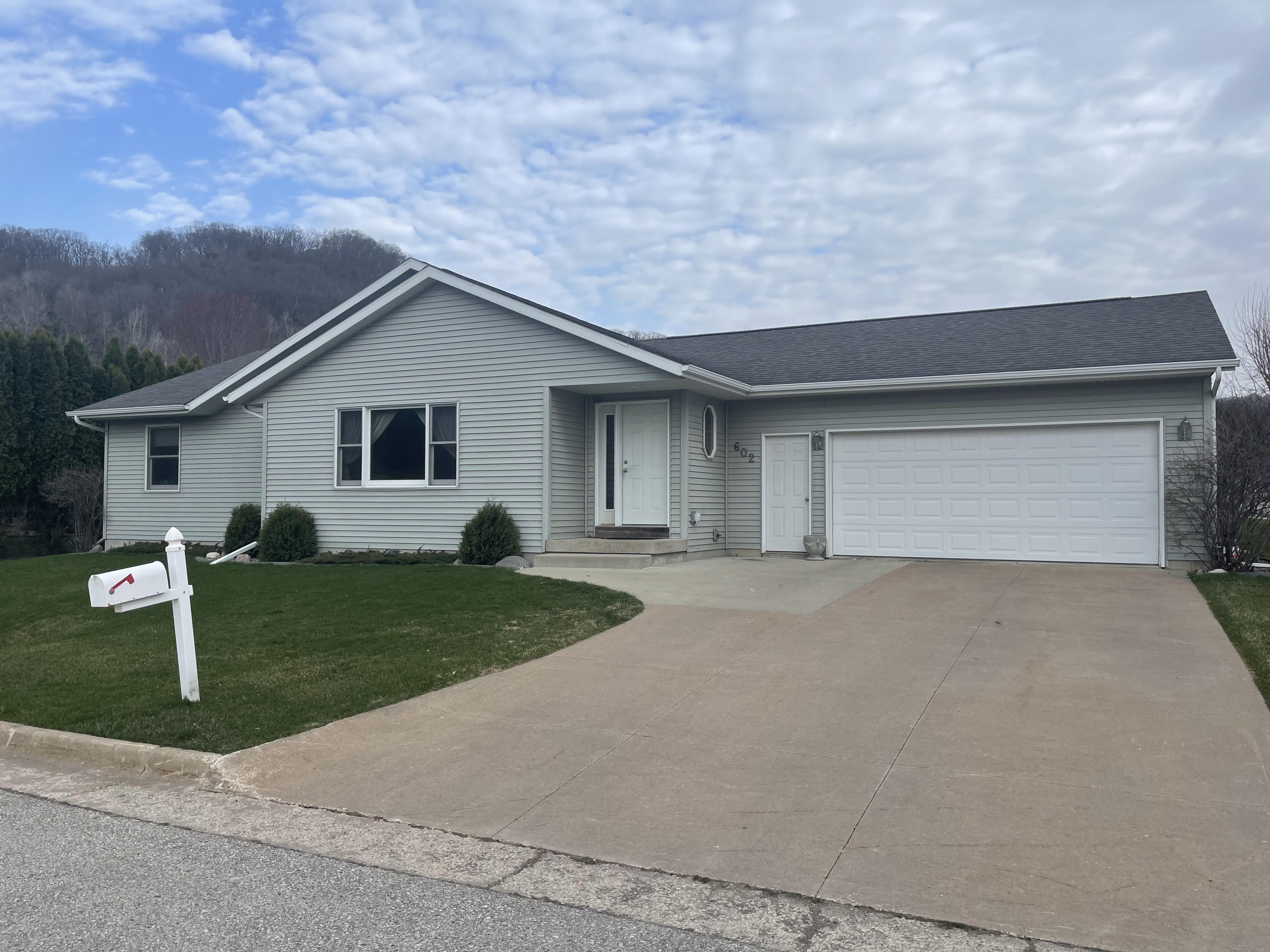 602 9TH ST N, La Crescent, MN 55947 MLS 1732840 Edina Realty