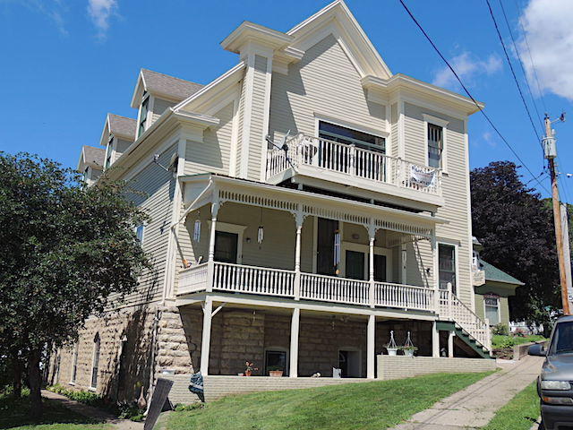 61 N 3 St Lansing IA 52151 1868829 image1