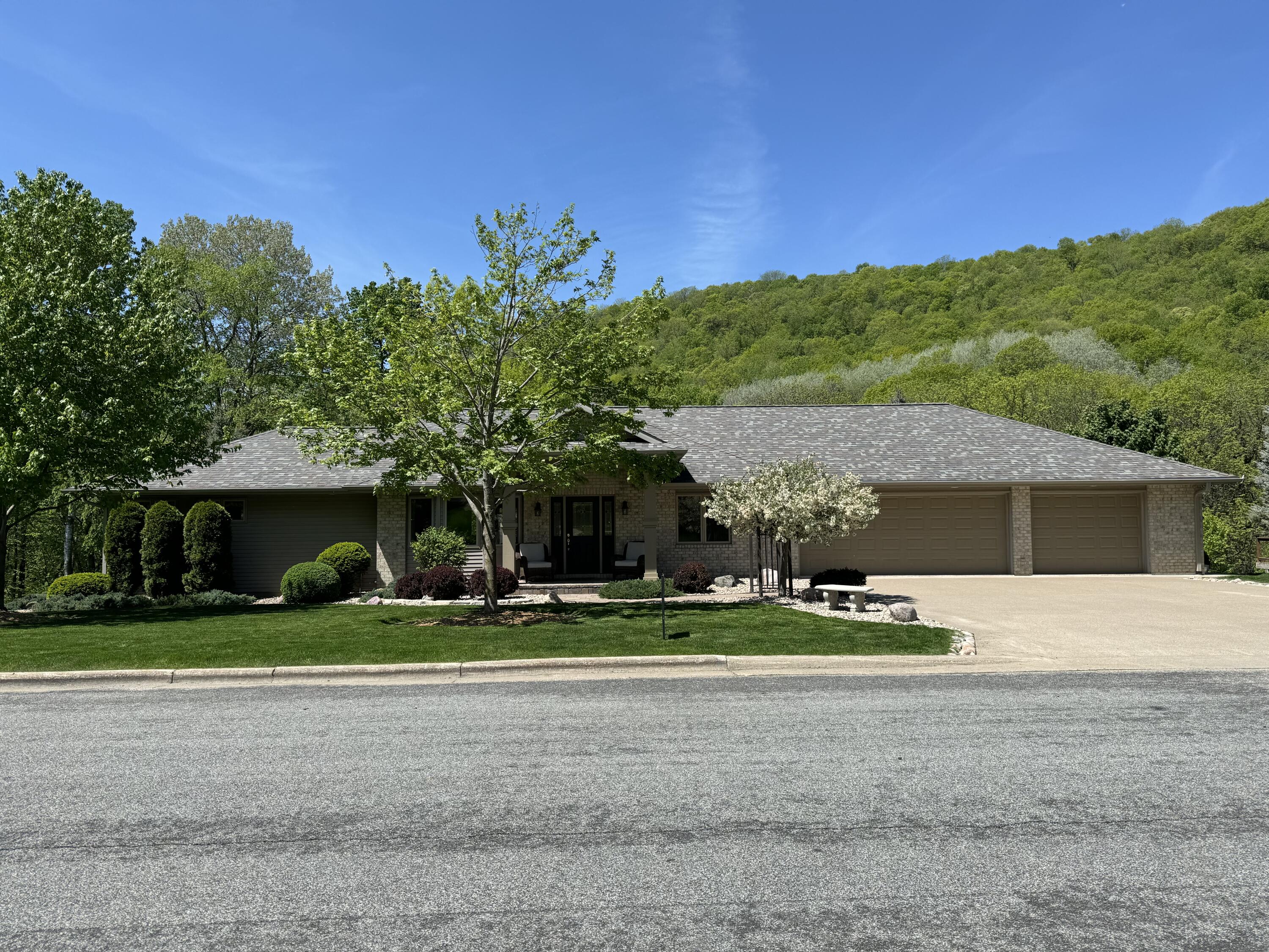 65 Mc Intosh, La Crescent, MN, 55947 MLS 1868632 Edina Realty