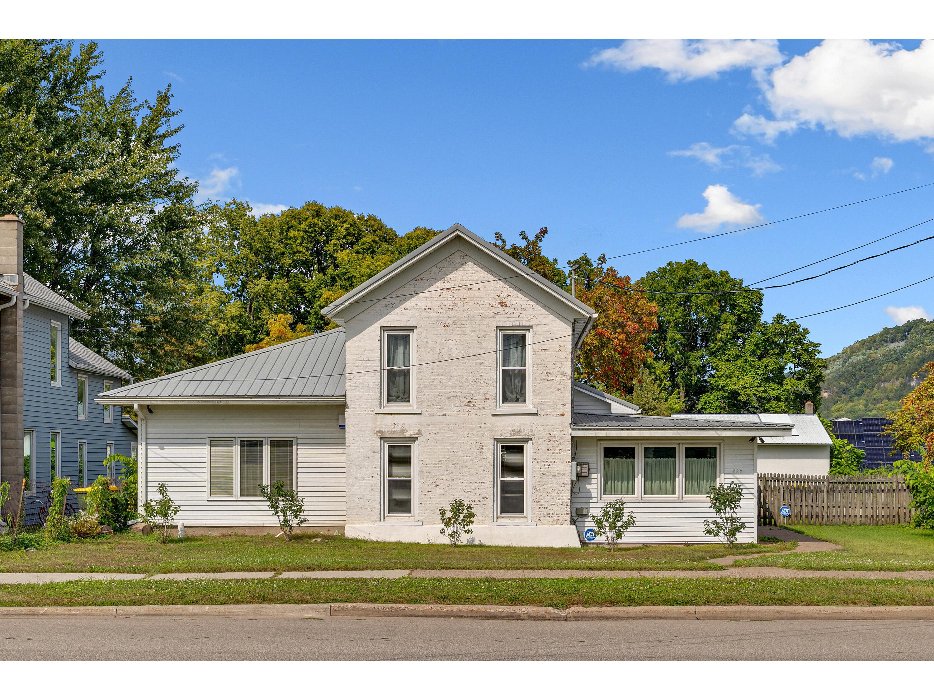667 E Blackhawk Prairie Du Chien WI 53821 1935203 image1