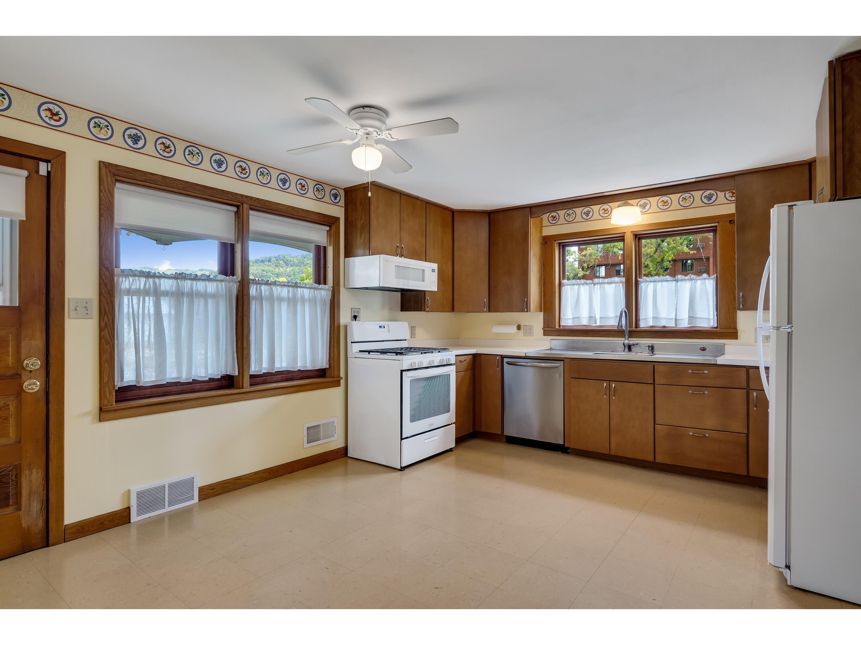 667 E Blackhawk Prairie Du Chien WI 53821 1935203 image4