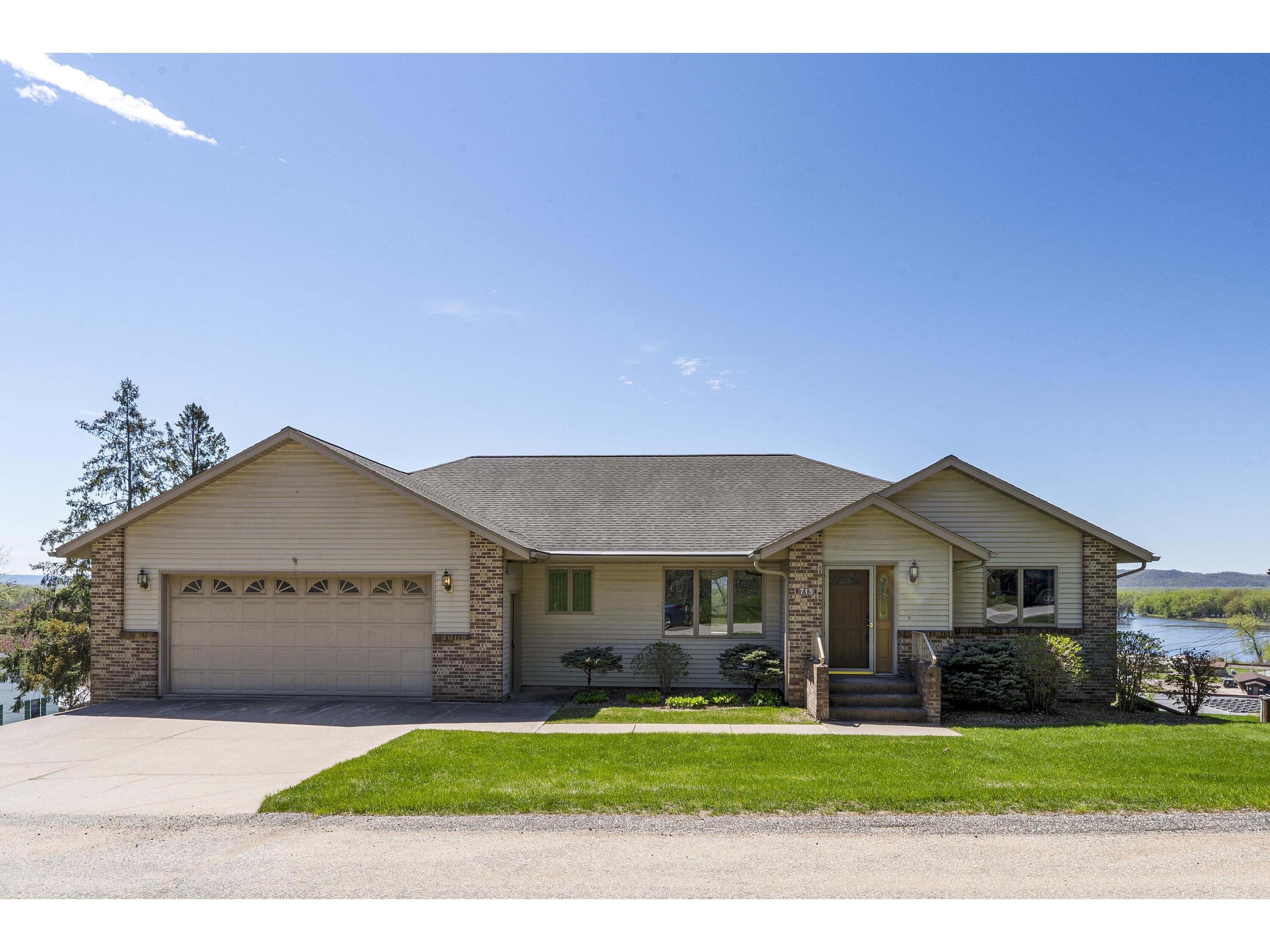 715 S Hill Fountain City WI 54629 1916823 image1