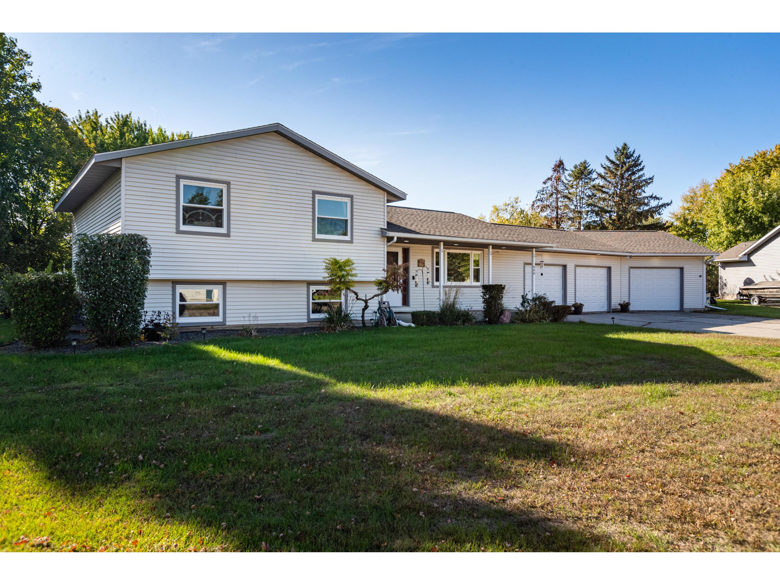 908 Amanda Holmen WI 54636 1853985 image1