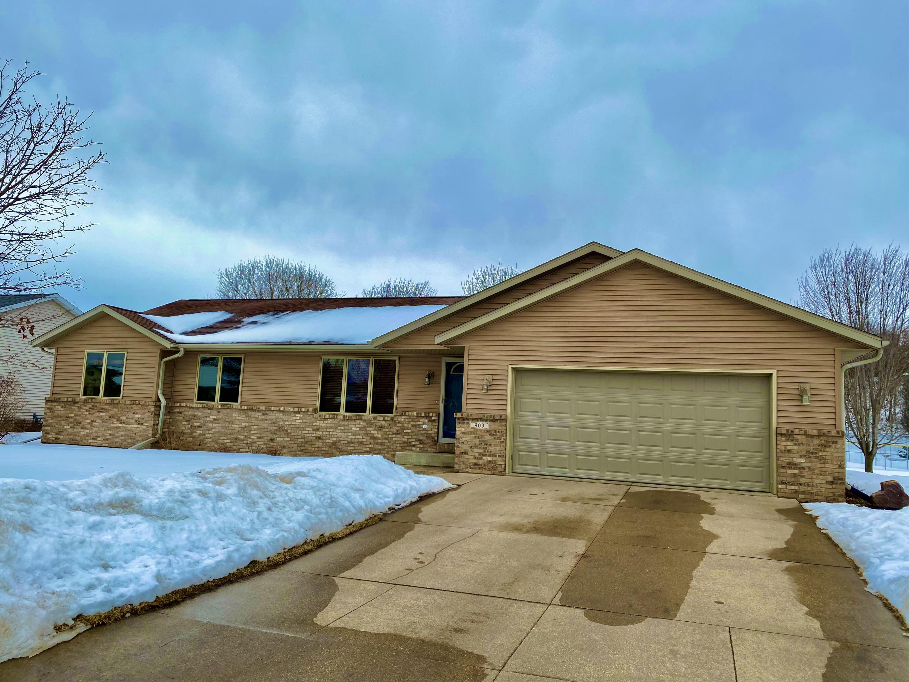 909 3rd Ave E, Holmen, WI 54636 MLS 1727389 Edina Realty