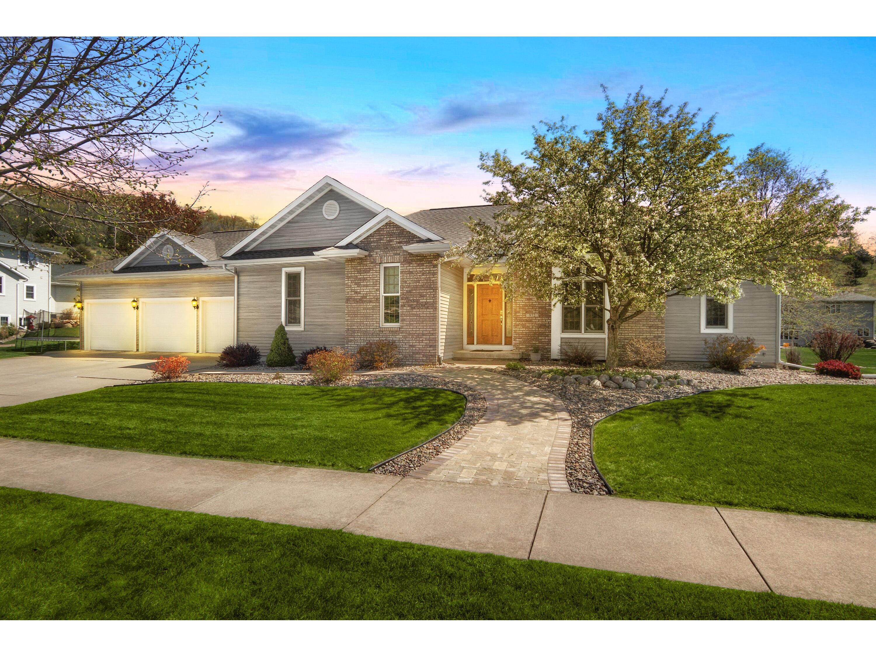 972 Aspen Valley Dr, Onalaska, WI 54650 MLS 1738542 Edina Realty