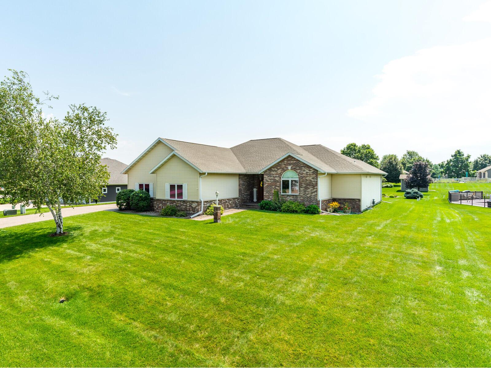 W7661 Fieldstone Ct, Holland, WI, 54636 MLS 1754764 Edina Realty