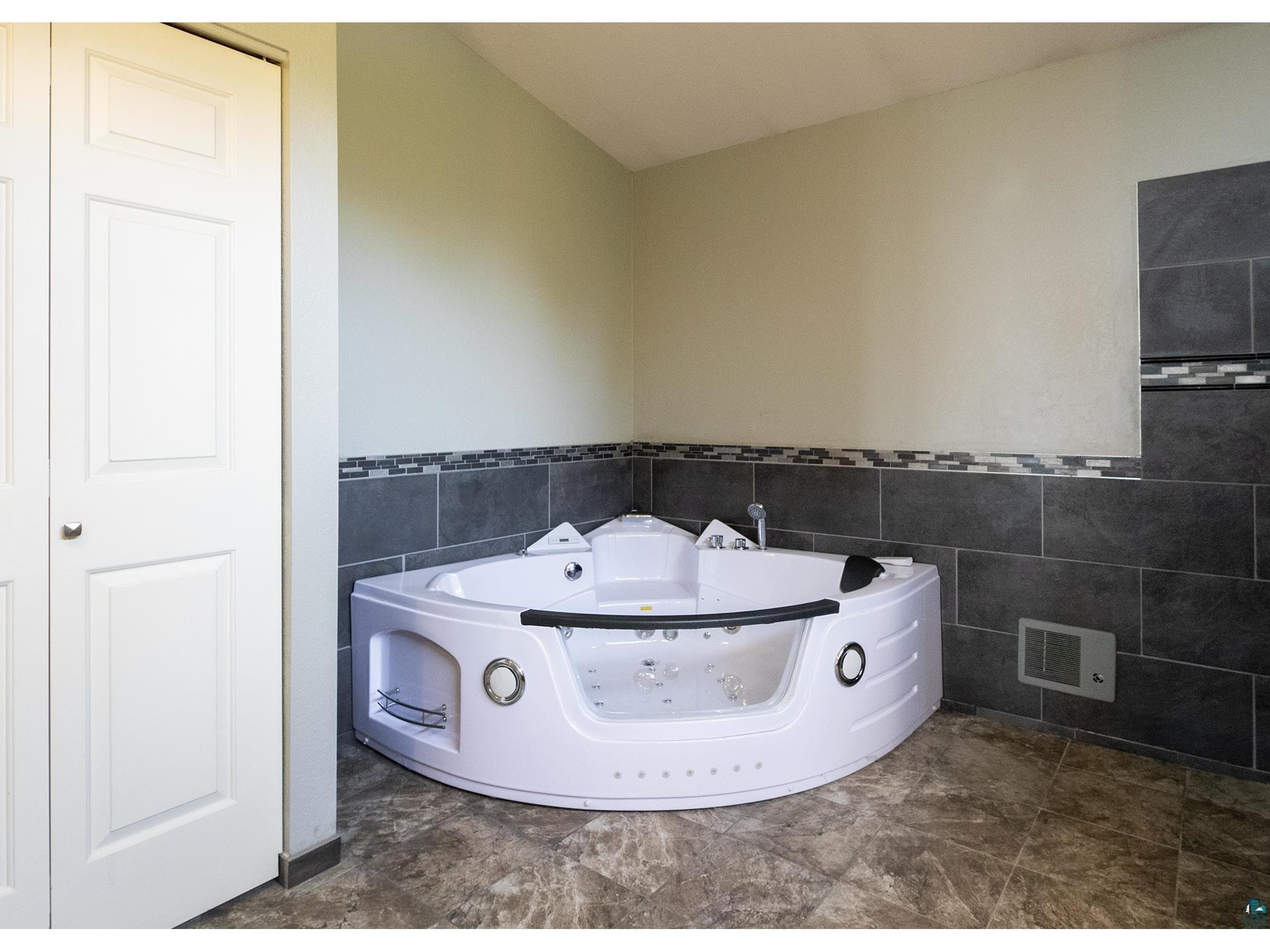 1002 Martha St Duluth MN 55805 6124651 image34