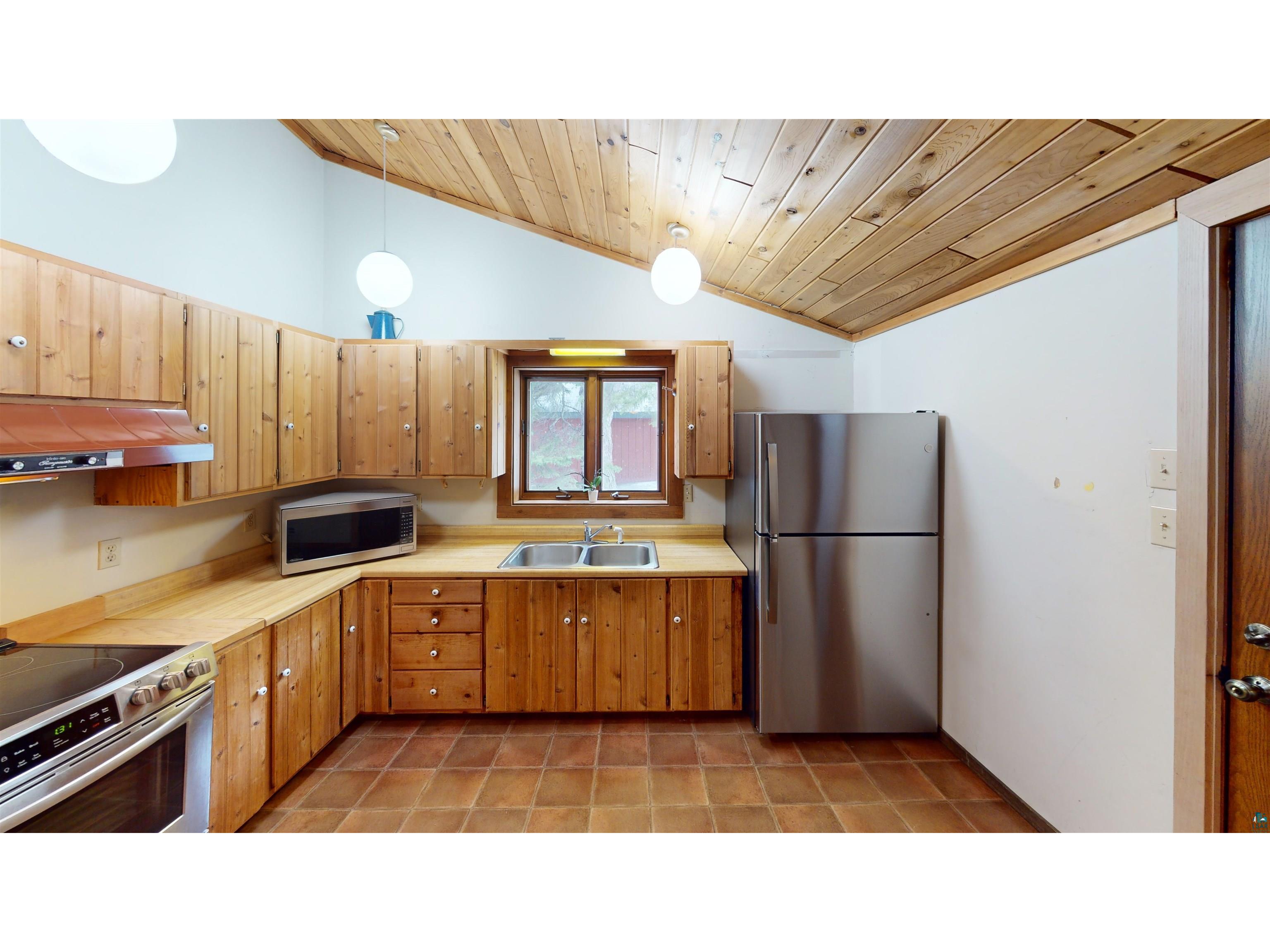 1804 Hwy 61 E Grand Marais MN 55604 6124556 image40