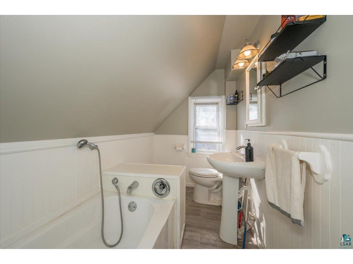 2208 W 8th St Duluth MN 55806 6124784 image10