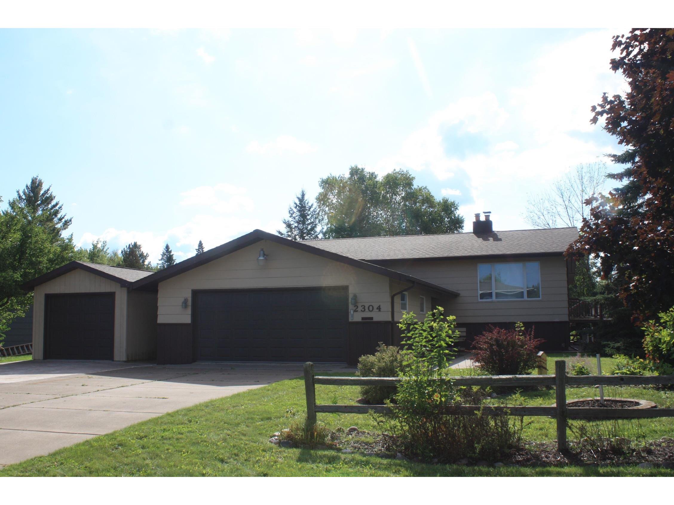 2304 E 10th St Superior WI 54880 6122059 image1