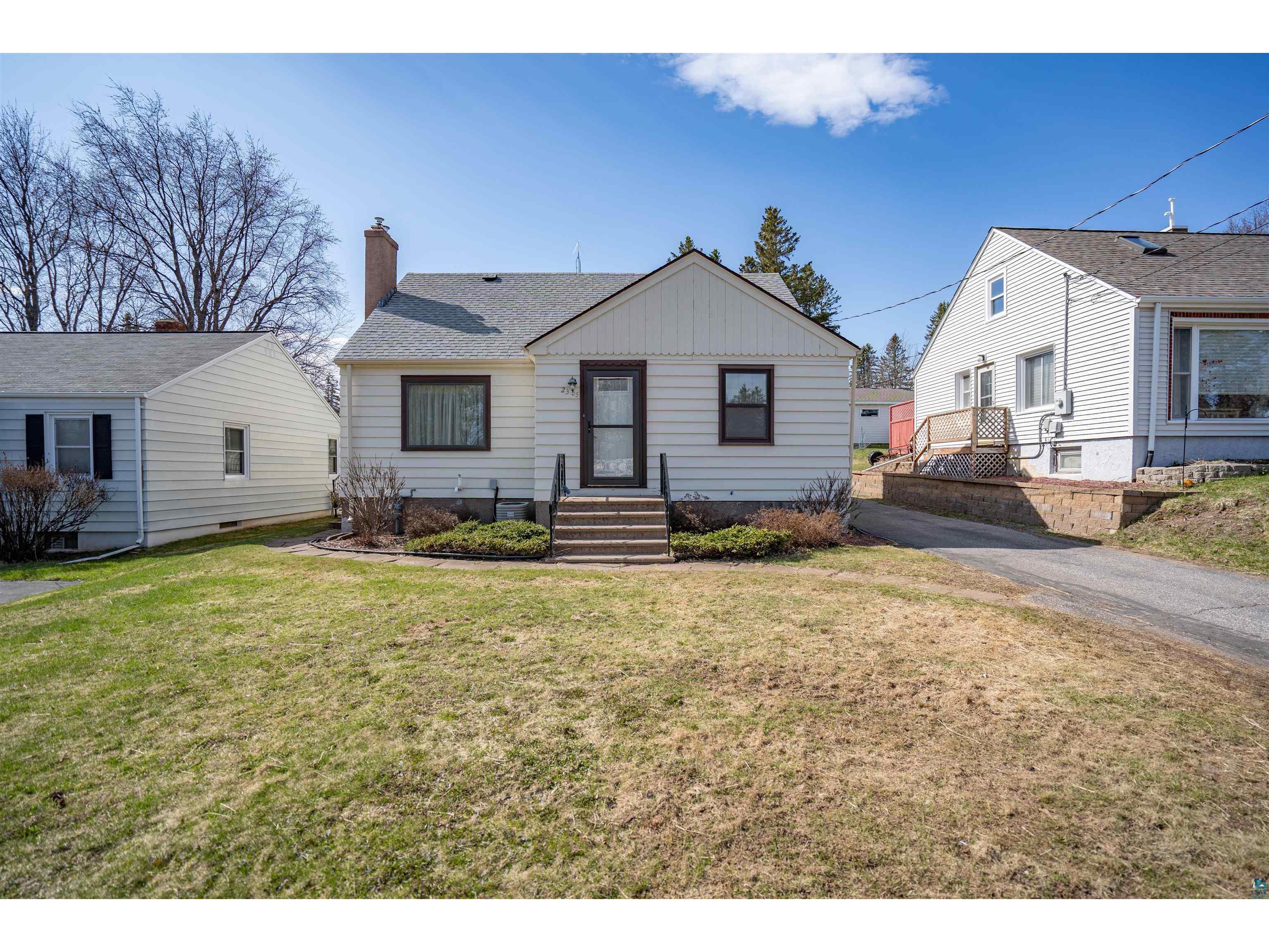 2305 Hillcrest Dr Duluth MN 55811 6107828 image1