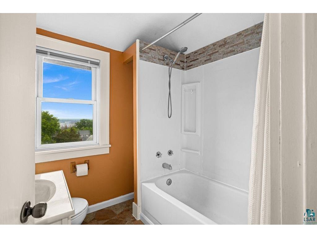 2306 W 12th St Duluth MN 55806 6126659 image16
