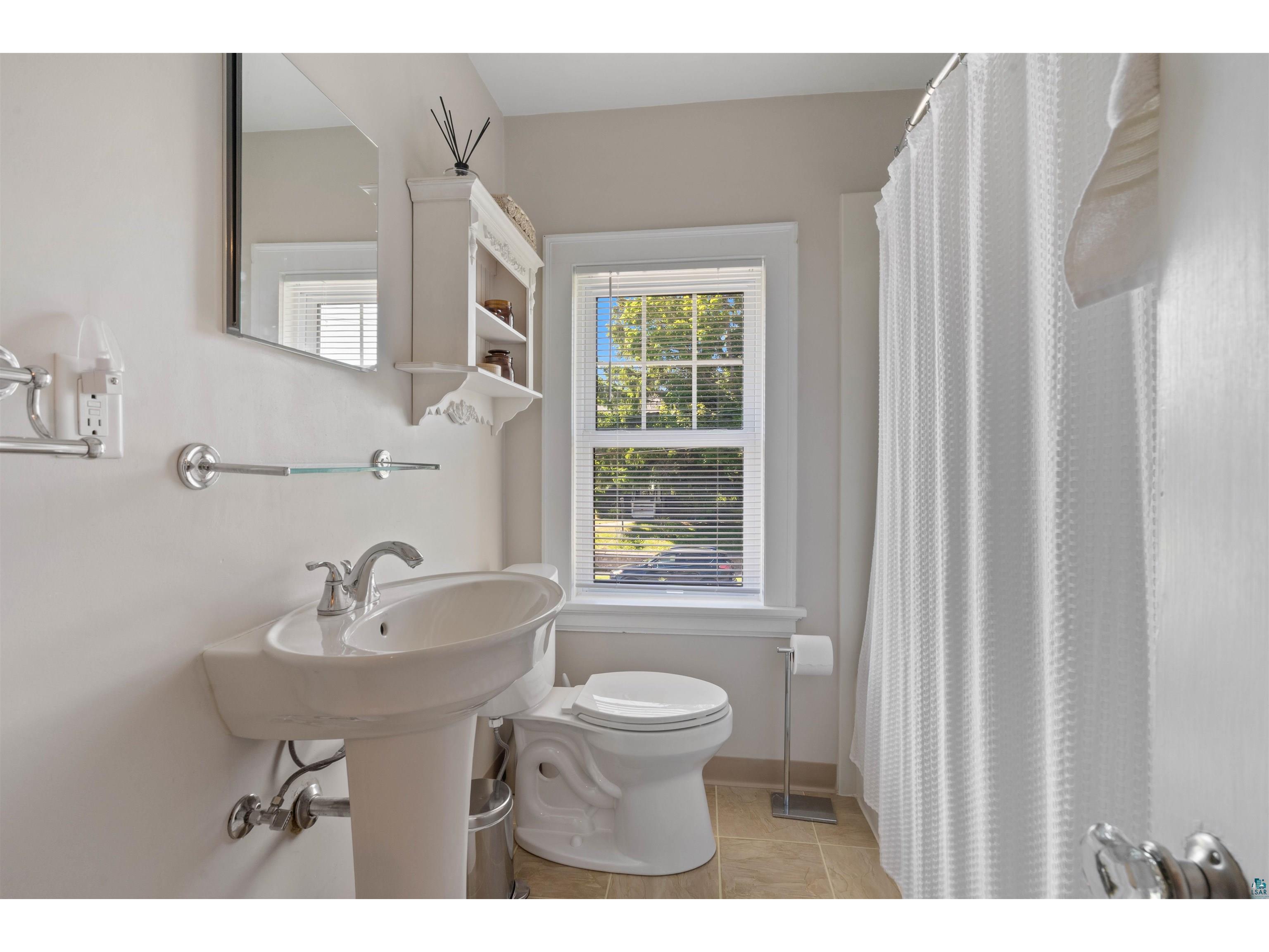 3 E College St Duluth MN 55812 6126273 image16
