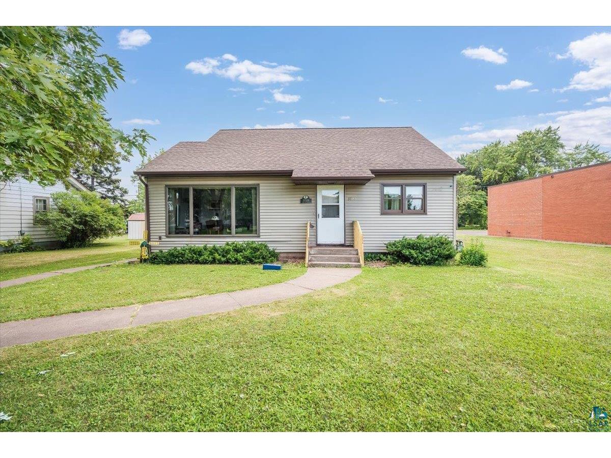 3724 E 1st St N Superior WI 54880 6110059 image1