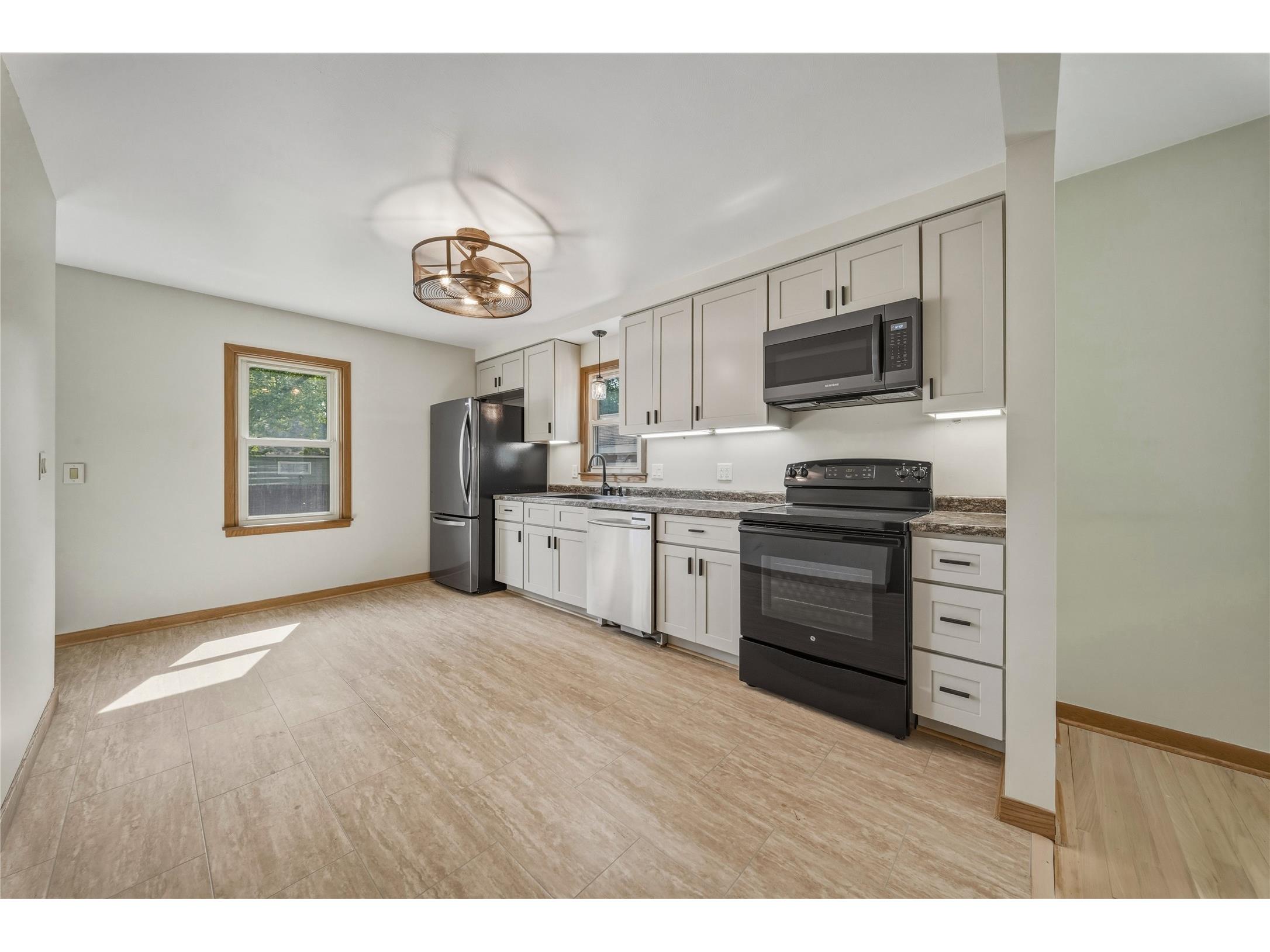 1021 Essex Street Eau Claire WI 54703 1601161 image10