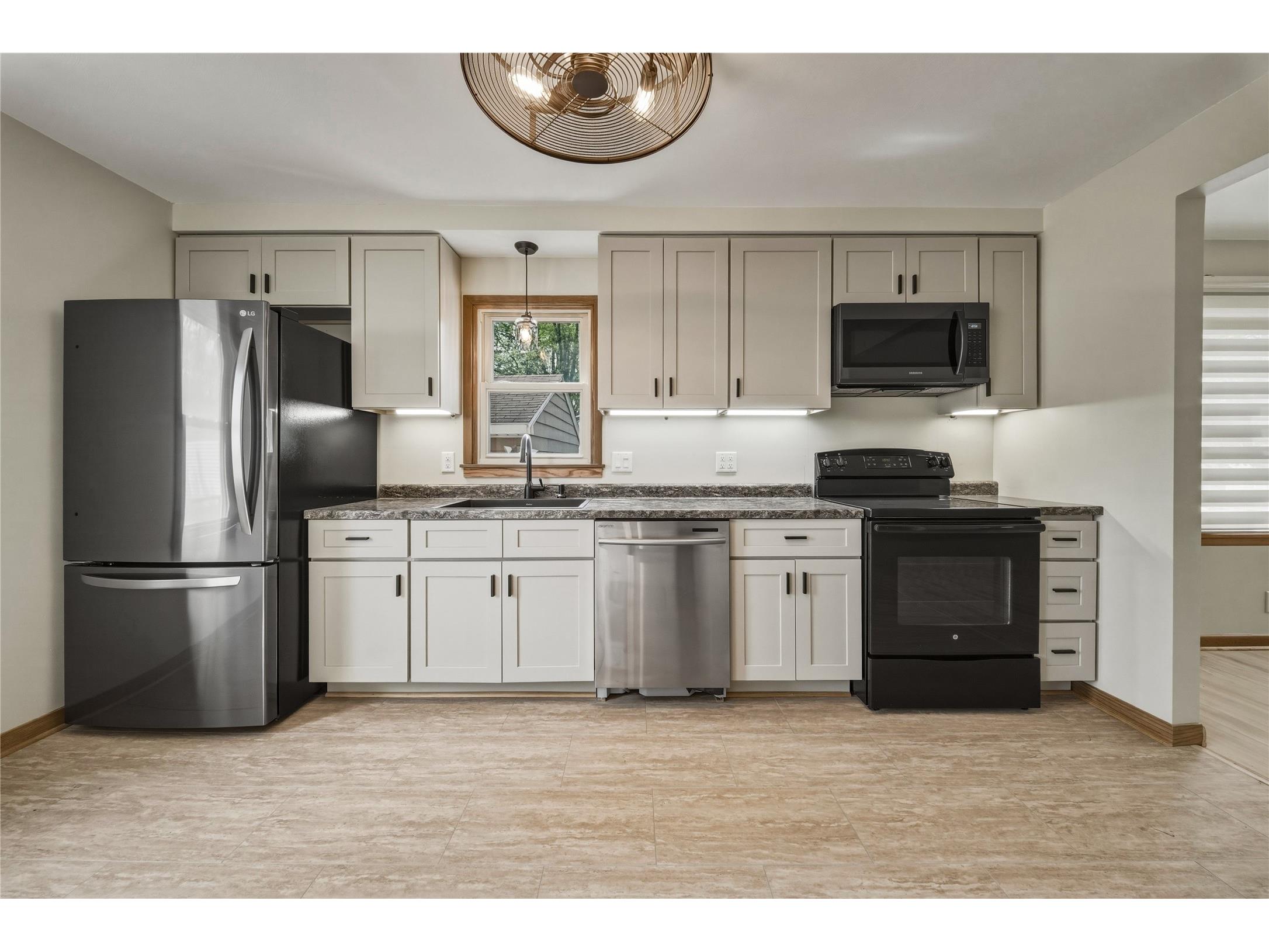 1021 Essex Street Eau Claire WI 54703 1601161 image11