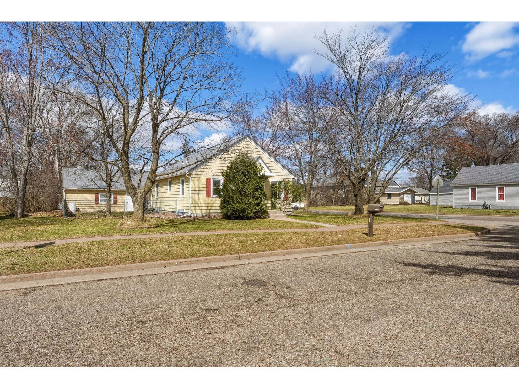 1104 Garfield Avenue Altoona WI 54720 1599684 image4