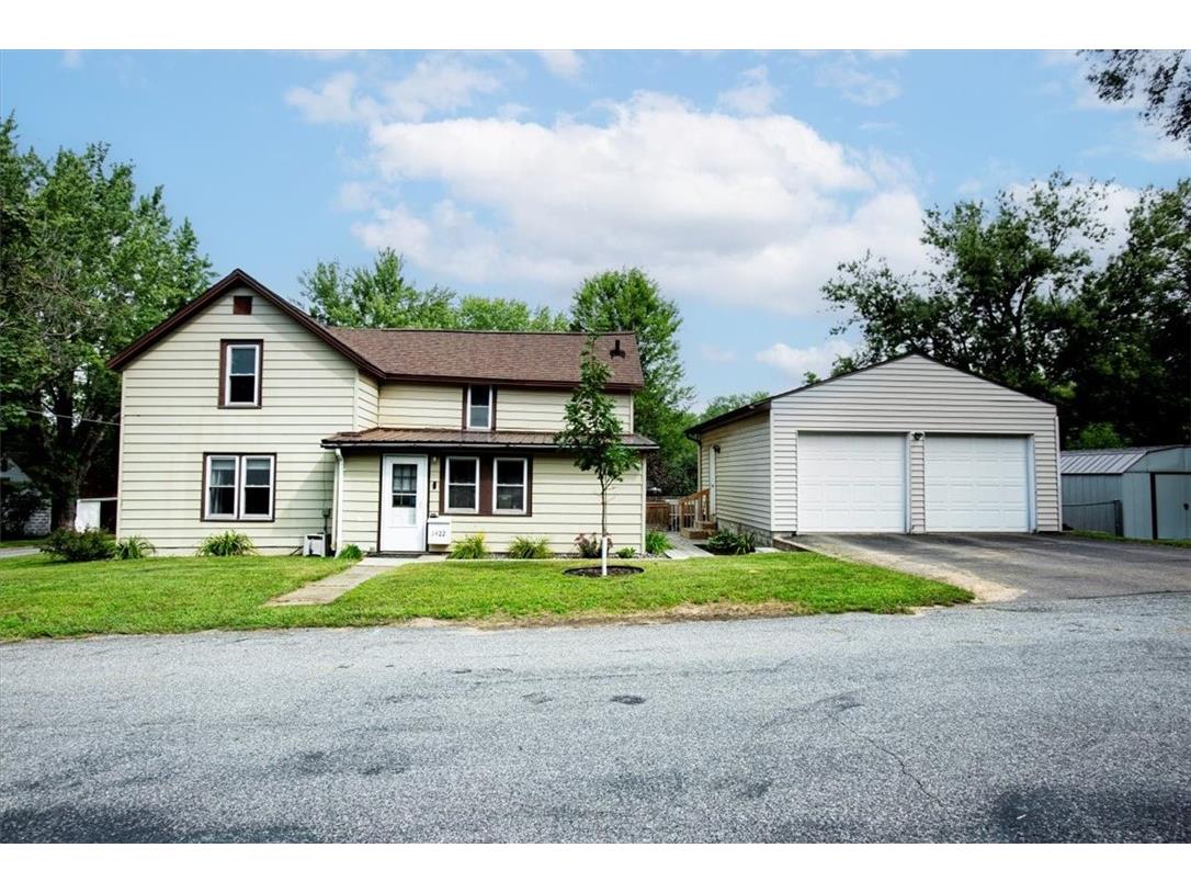 1422 E 11th Street Menomonie WI 54751 1594730 image1