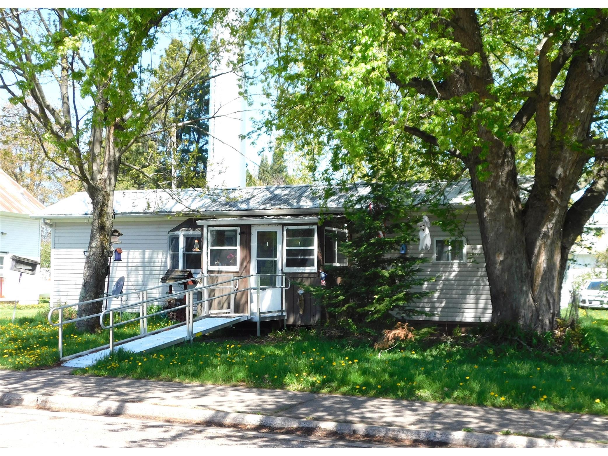 516 Grand Avenue Hawkins WI 54530 1601225 image1