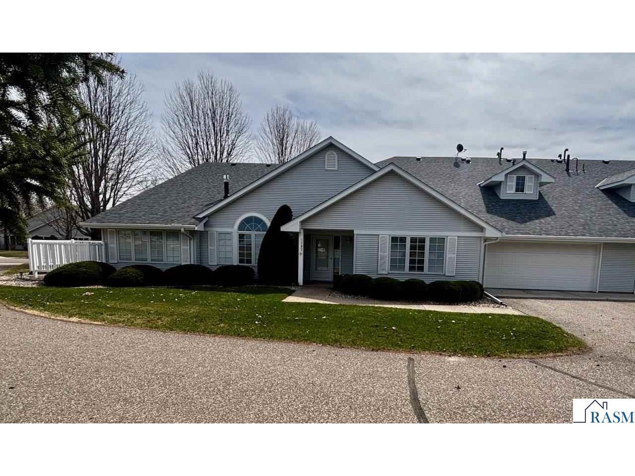 1202 Pine Pointe Curv  