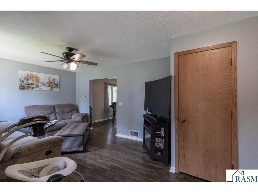 462 E Washington St Le Center MN 56057 267040457 image12