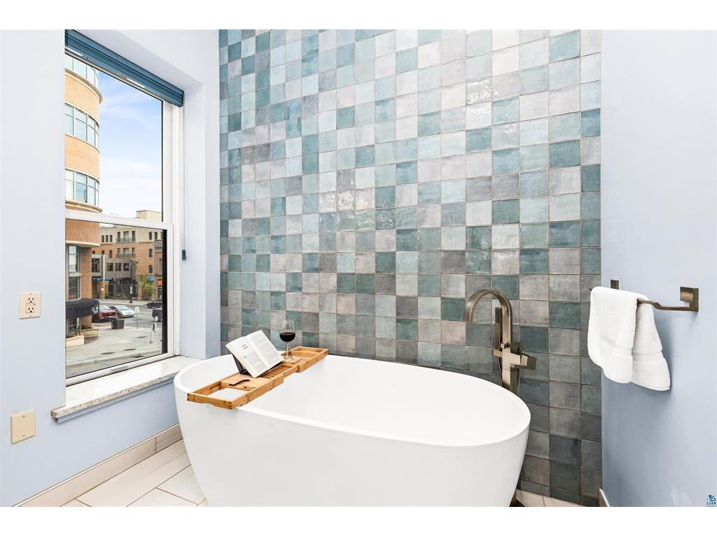 1 N Lake Avenue Duluth MN 55802 7073523 image32