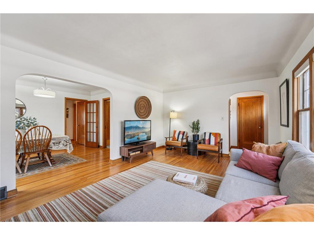 1002 Livingston Avenue West Saint Paul MN 55118 7052077 image3