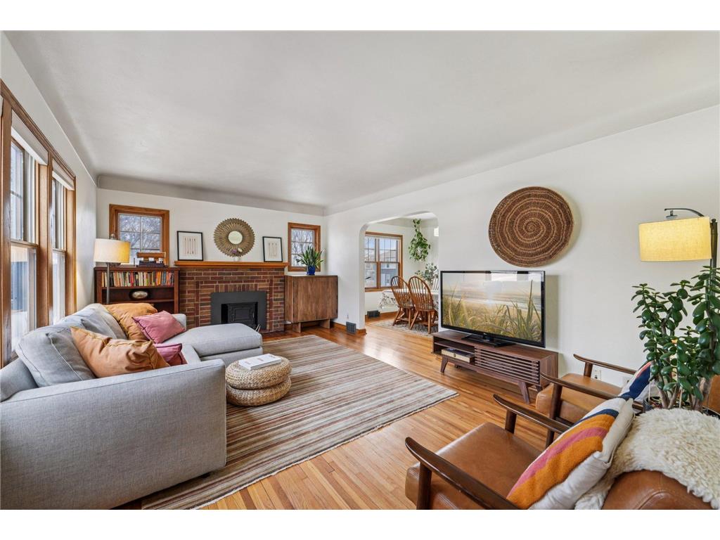 1002 Livingston Avenue West Saint Paul MN 55118 7052077 image4