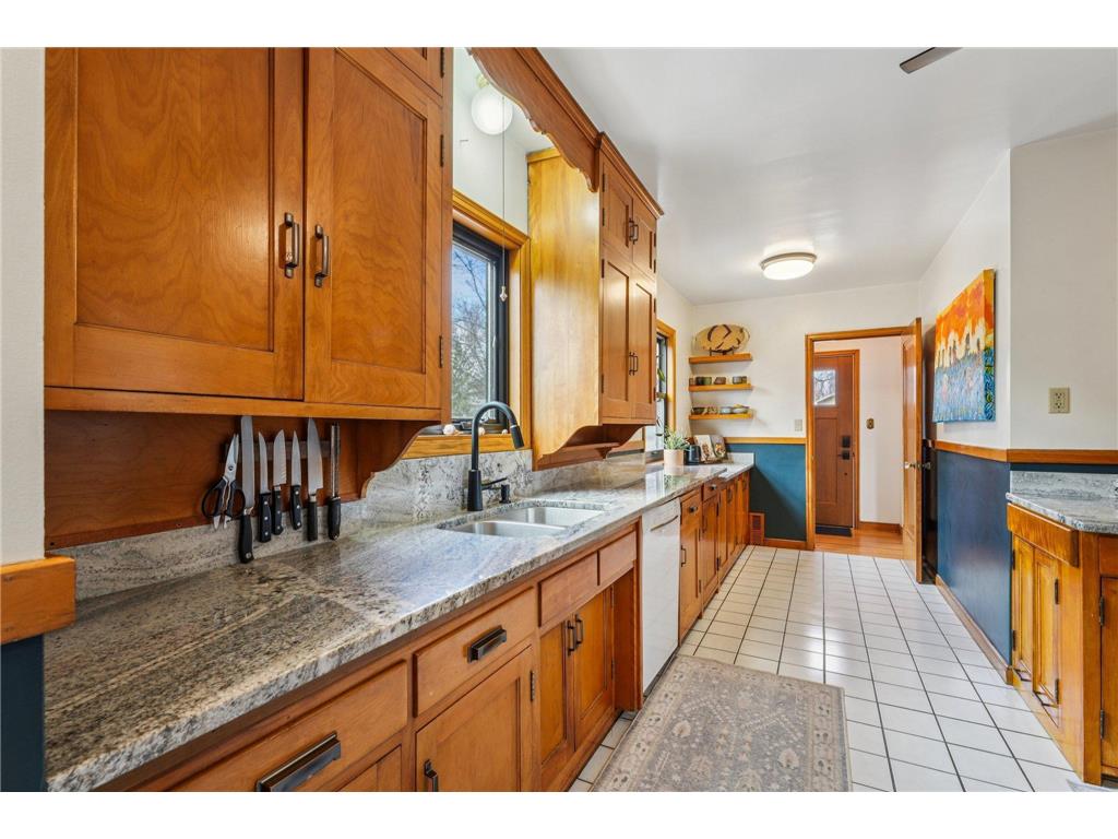 1002 Livingston Avenue West Saint Paul MN 55118 7052077 image6