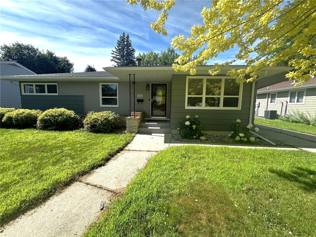 1002 Poplar Avenue Marshall MN 56258 7106627 image1