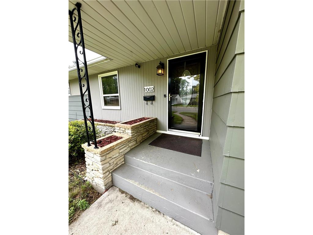 1002 Poplar Avenue Marshall MN 56258 7106627 image4