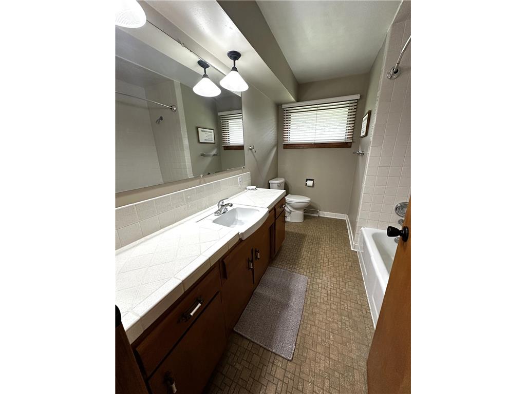 1002 Poplar Avenue Marshall MN 56258 7106627 image9