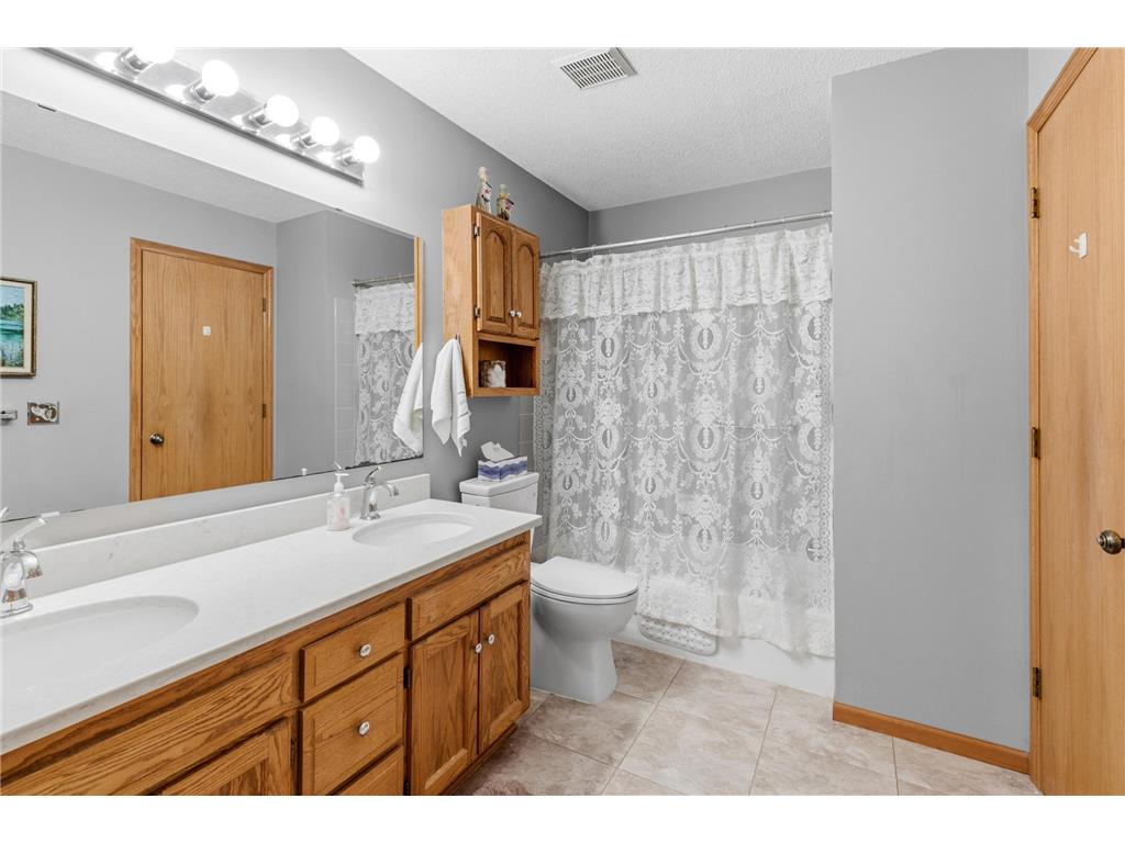 1005 Aston Circle Burnsville MN 55337 7060302 image24