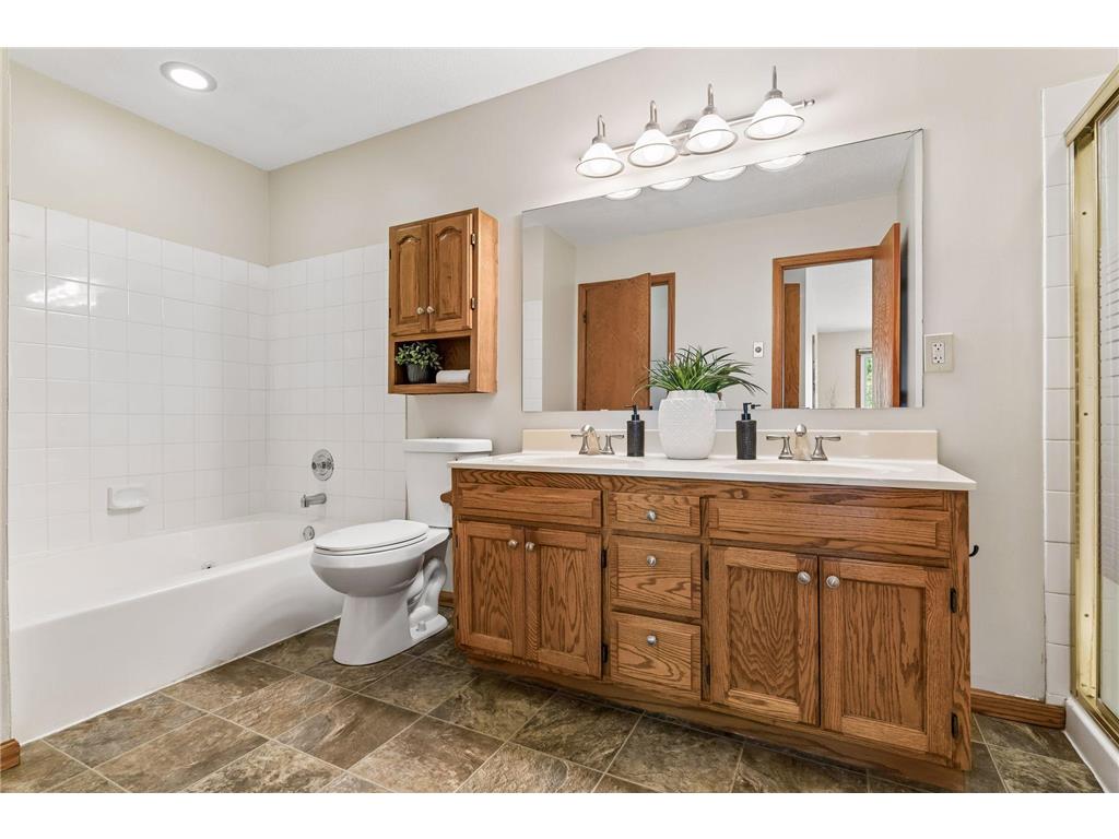 1015 Aston Circle Burnsville MN 55337 7086870 image25