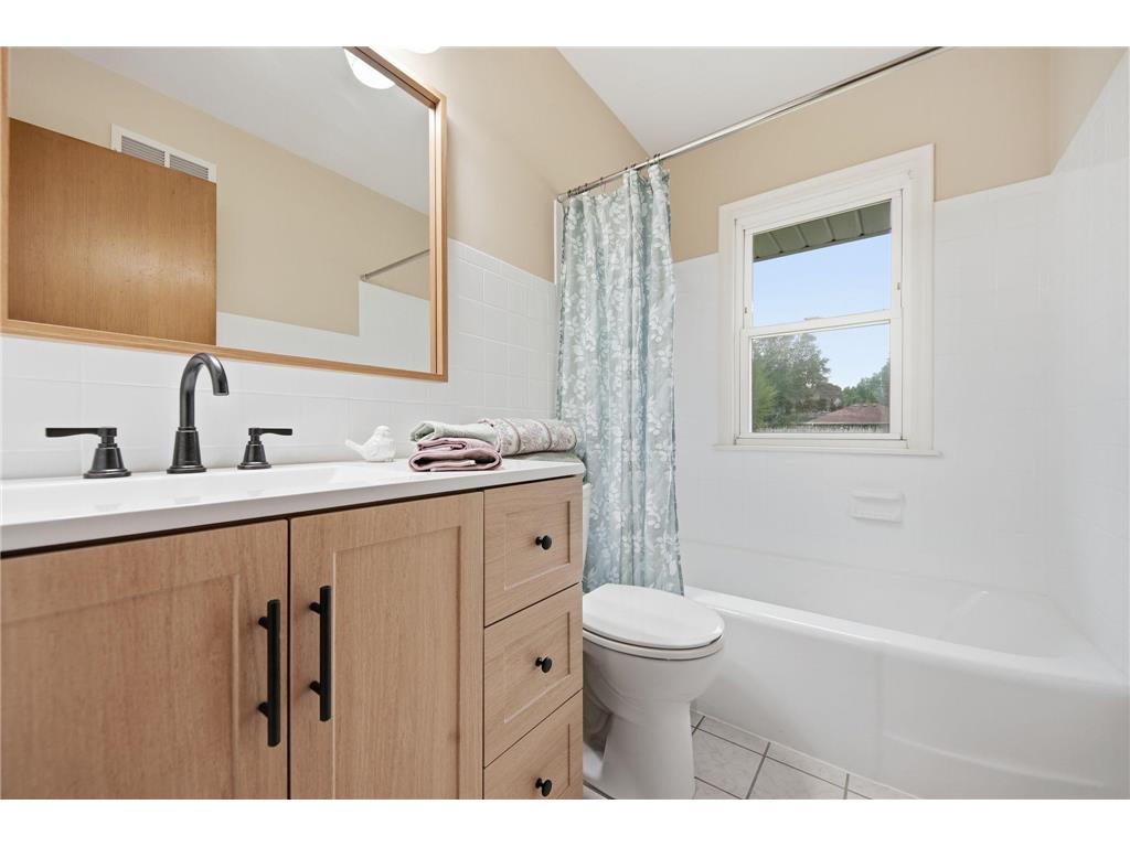 1015 Dionne Street Roseville MN 55113 7077516 image21