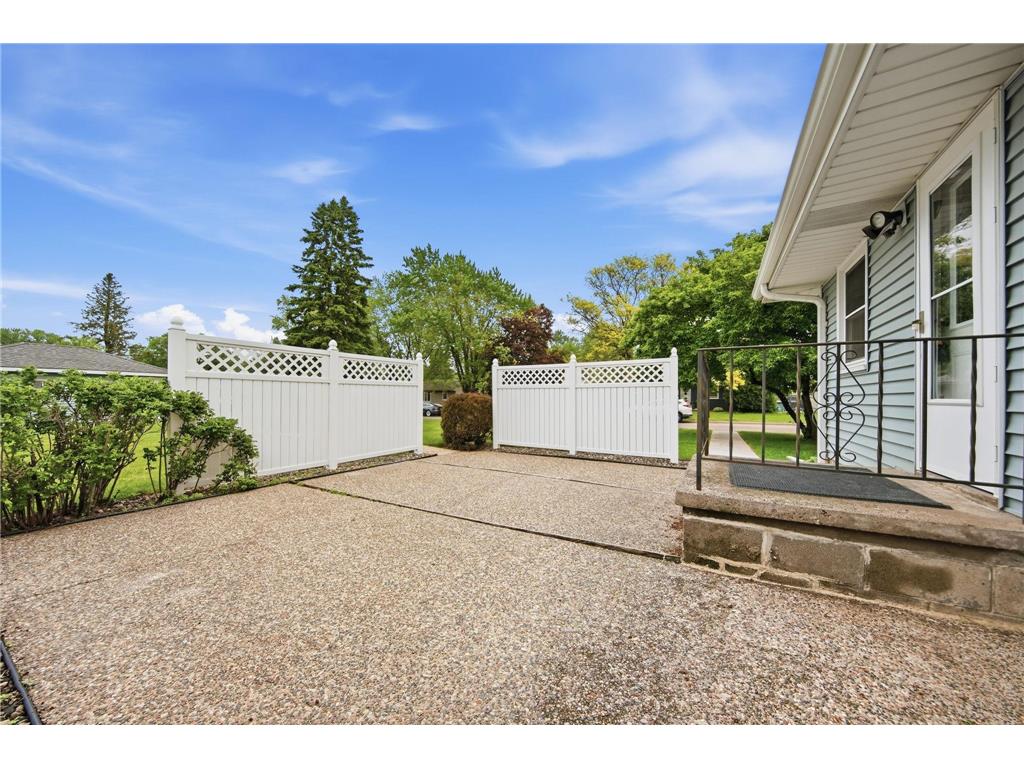 1015 Dionne Street Roseville MN 55113 7077516 image28