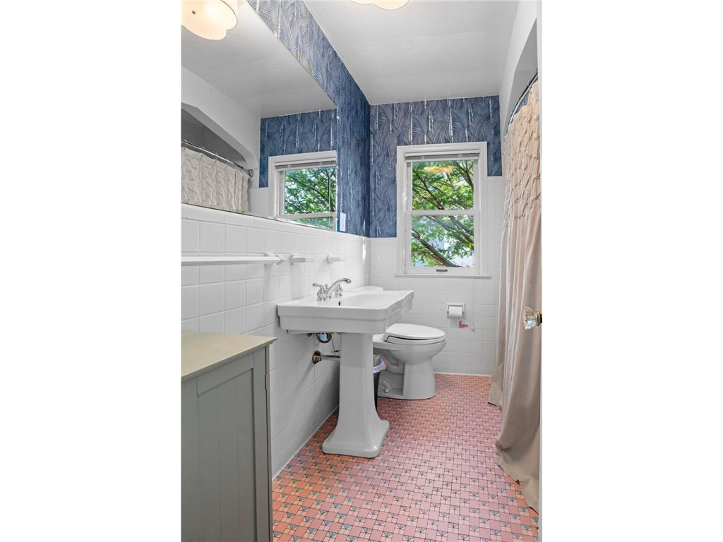 1017 Thomas Avenue S Minneapolis MN 55405 7012011 image14