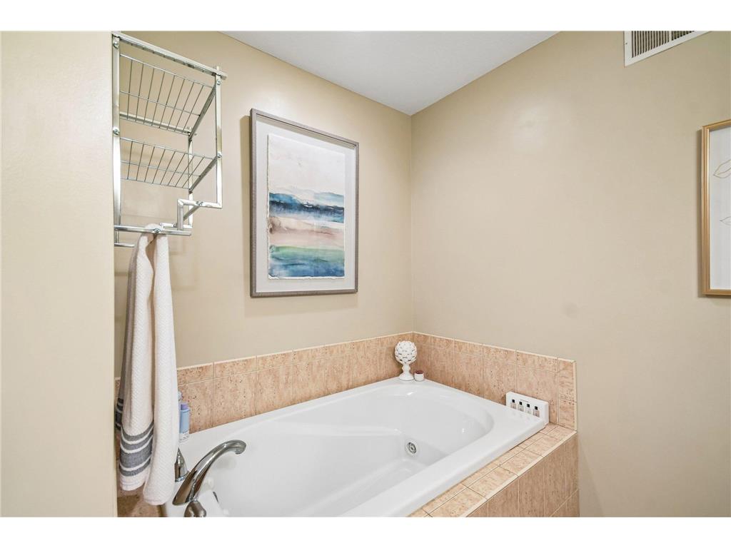 1026 Saint Johns Bay Woodbury MN 55129 7088407 image38