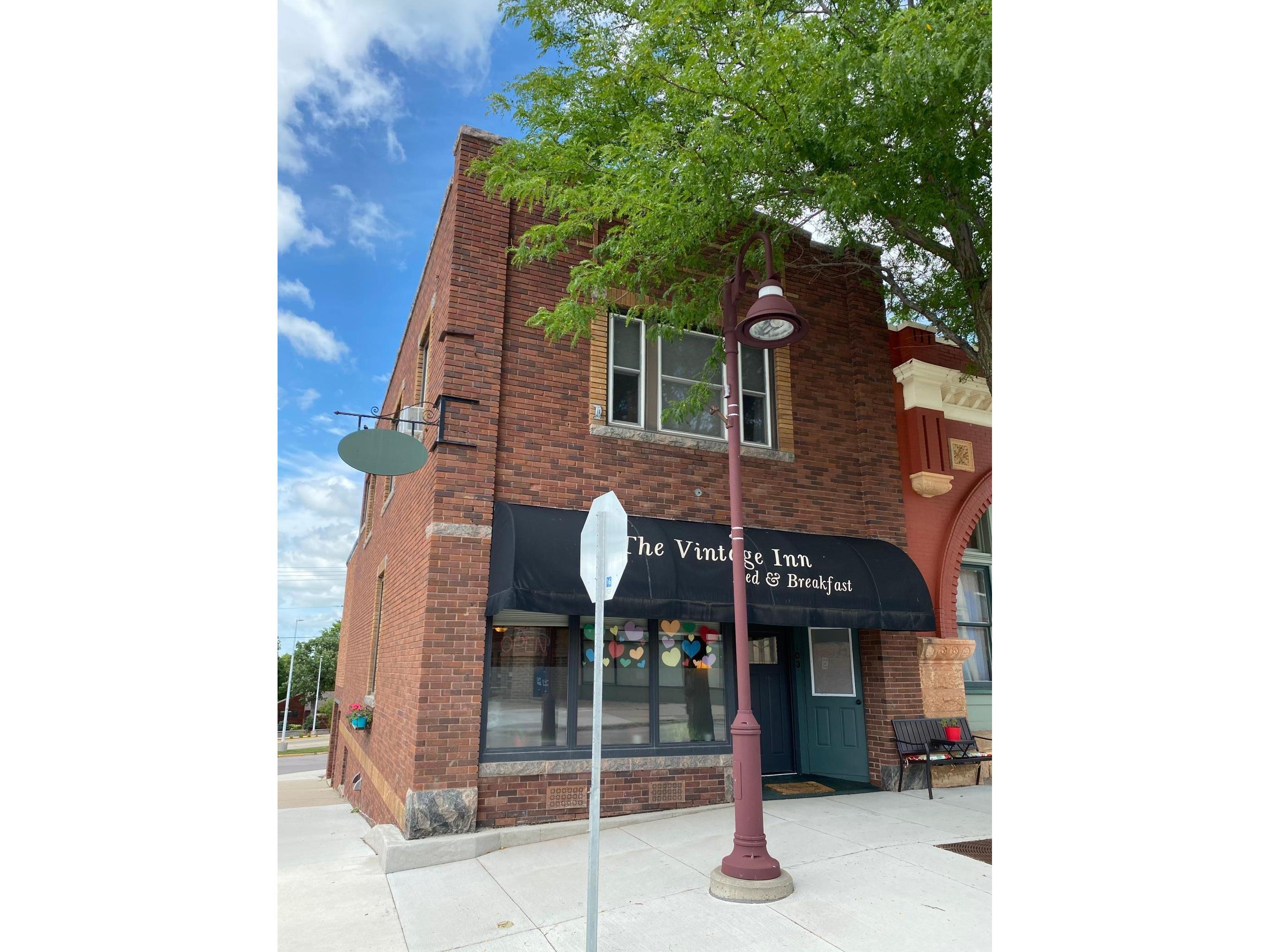 103 E Second Street E Redwood Falls Mn 56283 Mls 5618399 Edina Realty