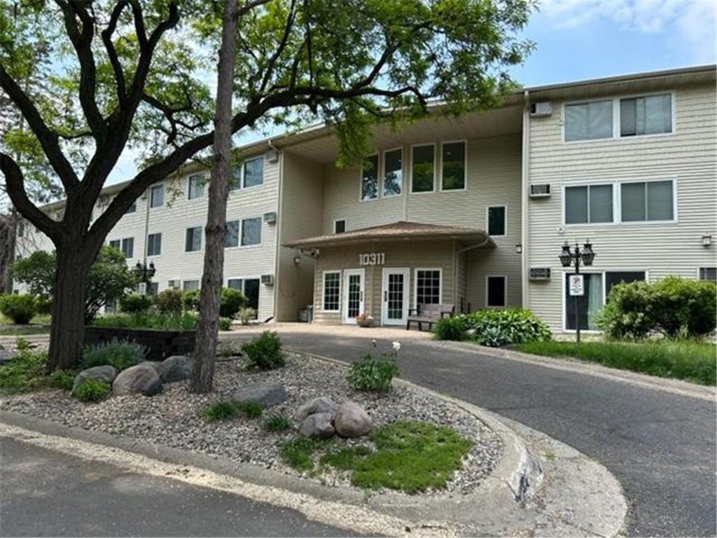 10311 Cedar Lake Road 110, MN 55305 MLS 6384017 Edina