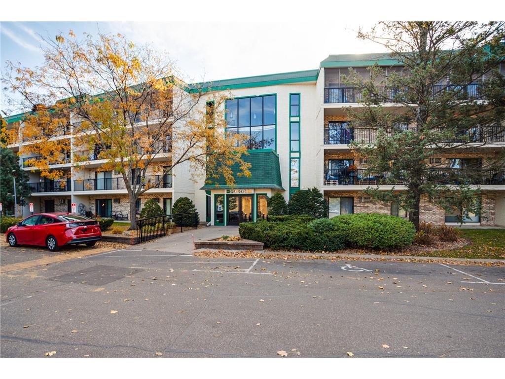 10401 Cedar Lake Road #215 Minnetonka MN 55305 6815885 image1
