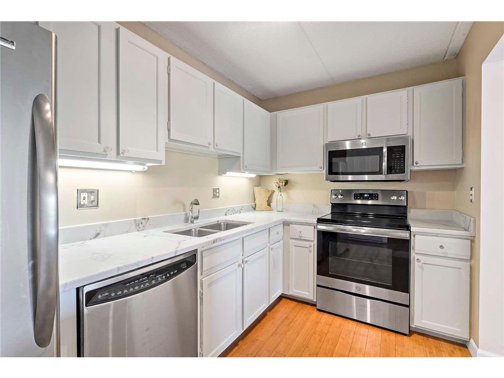 10411 Cedar Lake Road #413 Minnetonka MN 55305 6763170 image1